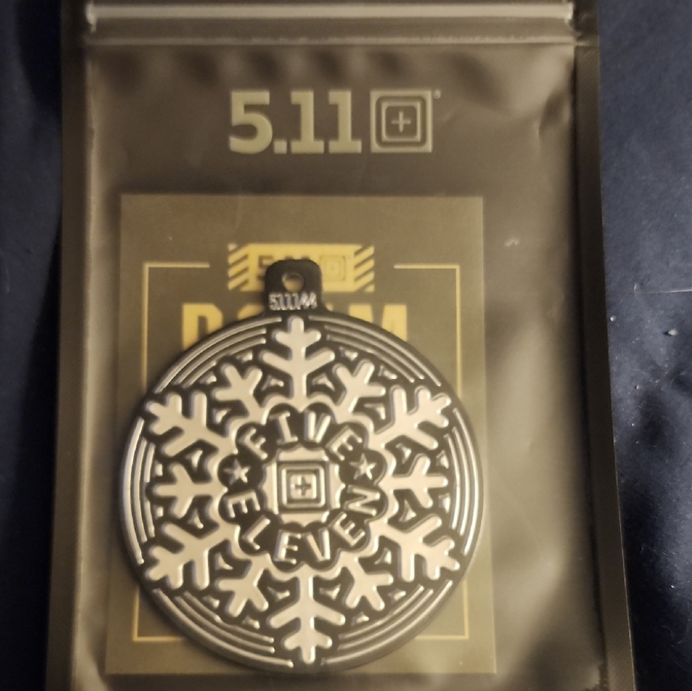 5.11 PATCH Tactical Black and White Snowflake Emblem